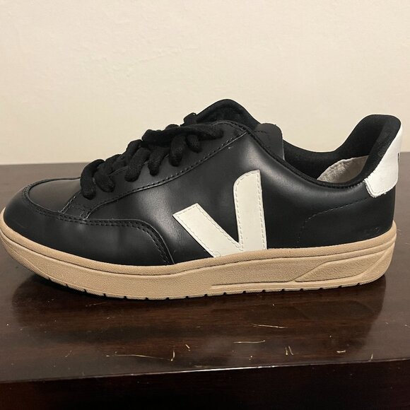 Veja Women's V-12 LEATHER BLACK DUNE Sneakers - Picture 1 of 3